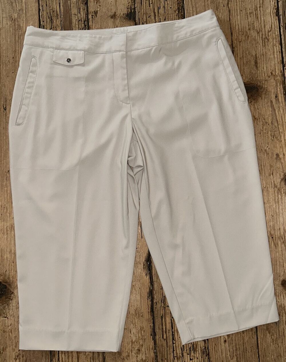 Izod women’s size 6 beige capri golf shorts